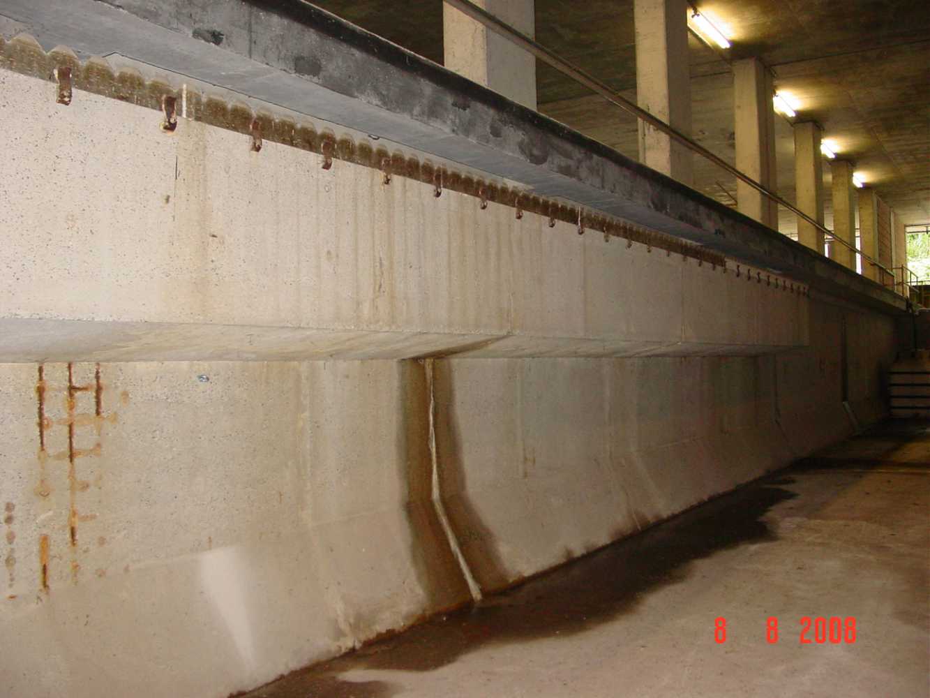 Innenansicht ehem. Nachklärbecken, wasserführende Risse in Mittelwänden
