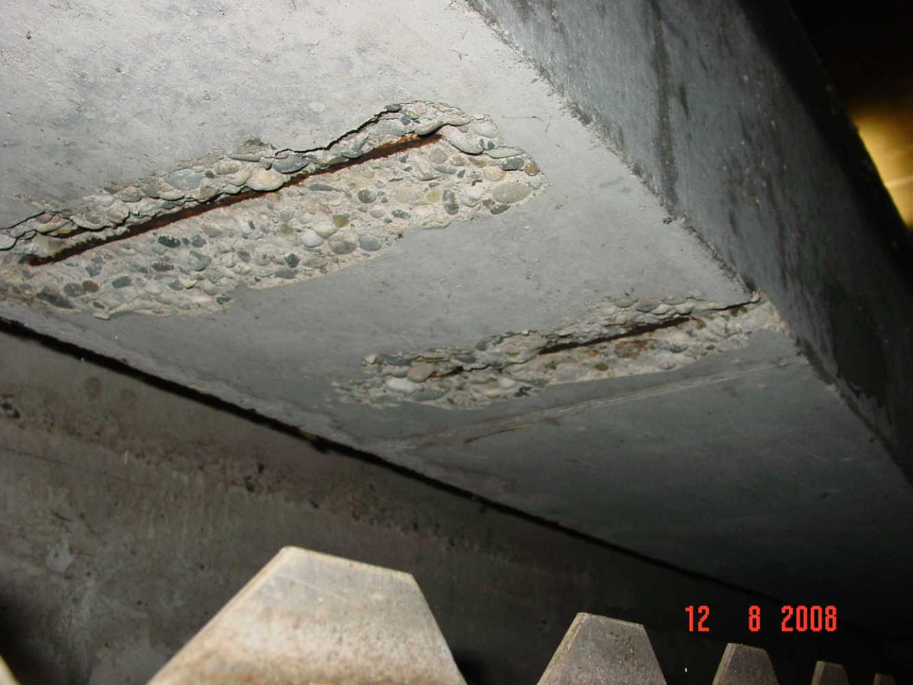 Betonabplatzungen und korrodierte Bewehrung